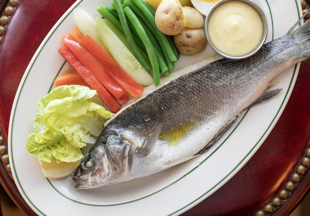 Whole fish with raw vegetables and potatoes